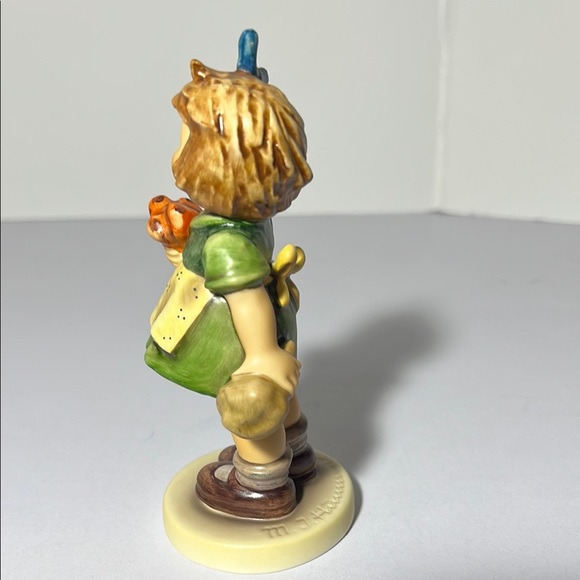 Hummel Girl Figure “The Surprise” Bee 🐝 Mark. GH103 - Picture 2 of 8